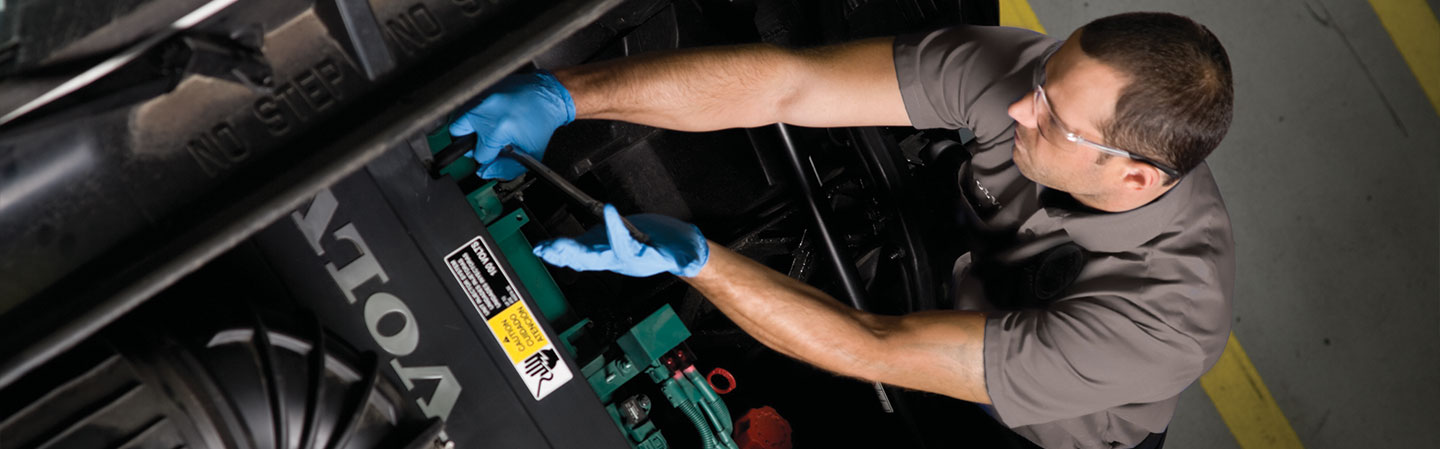 Servicing a Volvo Engine